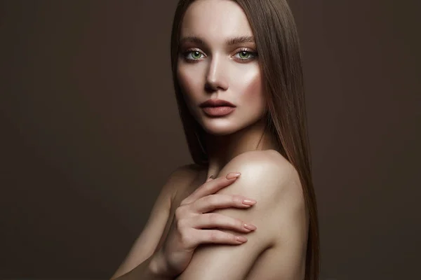 Vacker ung kvinna. sensuell tjej med vacker make-up — Stockfoto