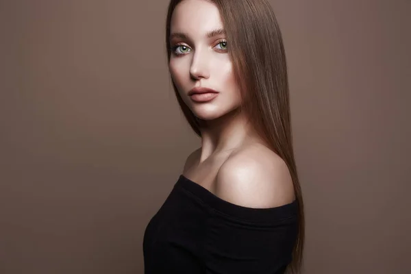 Vacker ung kvinna. sensuell tjej med vacker make-up — Stockfoto