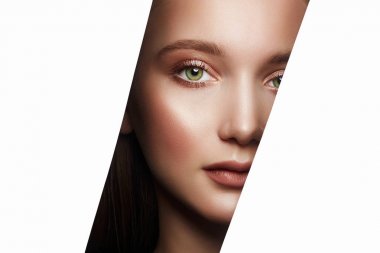 beyaz kağıt deliğine güzel kız