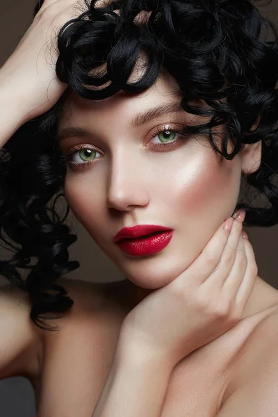 Kvinna med röda läppar make-up och svarta lockar hår — Stockfoto
