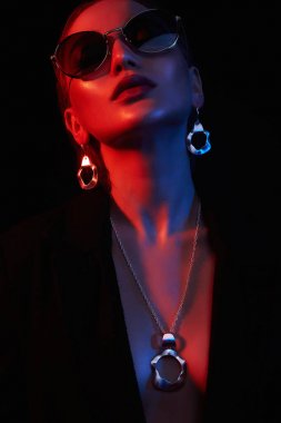 Güneş gözlüğü ve mücevher moda güzel kız