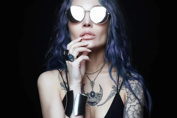 Krásná mladá žena s tetováním s modrými vlasy. šílený styl — Stock fotografie