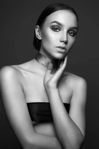 Retrato de belleza en blanco y negro de Beautiful Young Woman —  Fotos de Stock