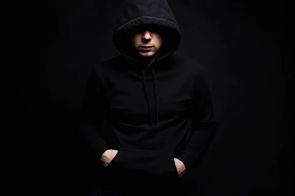 Man in de kap. Jongen in een hooded sweatshirt — Stockfoto