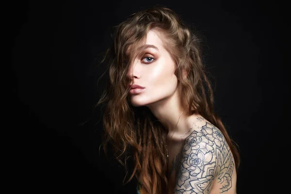 Sexy jovem mulher com tatuagem — Fotografia de Stock