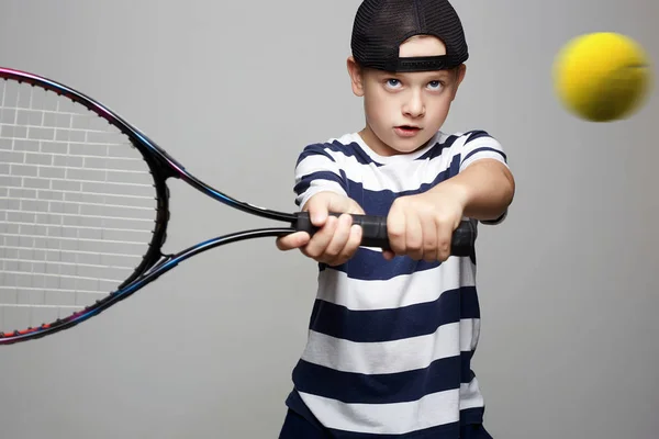 Спортивный парень. Ребёнок с теннисной ракеткой и мячом — стоковое фото