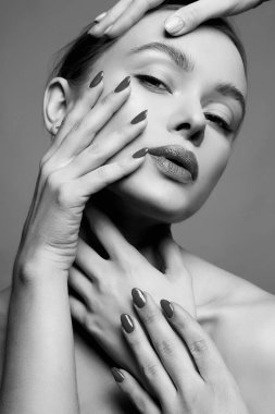 Elleri bir sürü kadın siyah beyaz portre