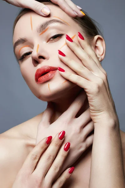 Paint güzel kız eller bir sürü