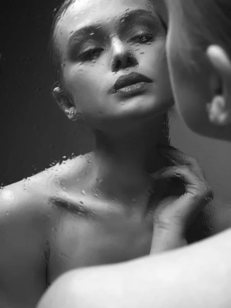 Reflektion av vacker flicka i våt spegel. Svartvitt — Stockfoto