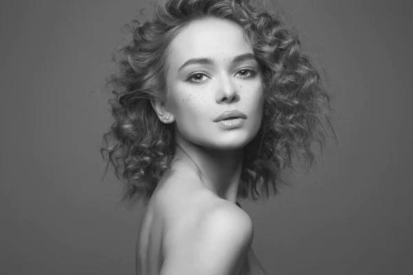 Frizzle haj gyönyörű nő. fekete-fehér portré — Stock Fotó