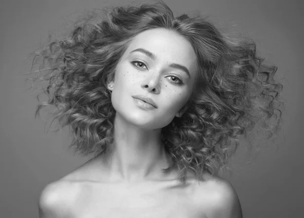 Frizzle hår vacker kvinna. svartvitt porträtt — Stockfoto