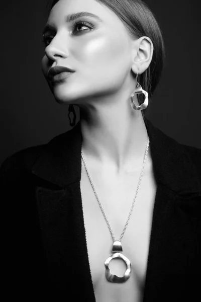 Cinsel kız siyah beyaz şık portre — Stok fotoğraf