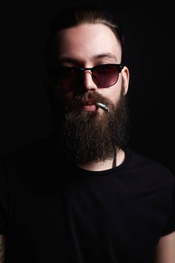 yakışıklı sakallı sigara içen adam. Hipster çocuk