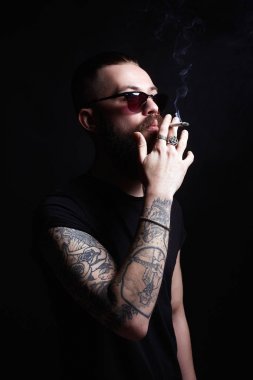 güneş gözlüğü yakışıklı sakallı sigara adam