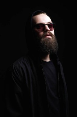 Kapüşonlu Yakışıklı Adam ve güneş gözlüğü. Kapüşonlu çocuk