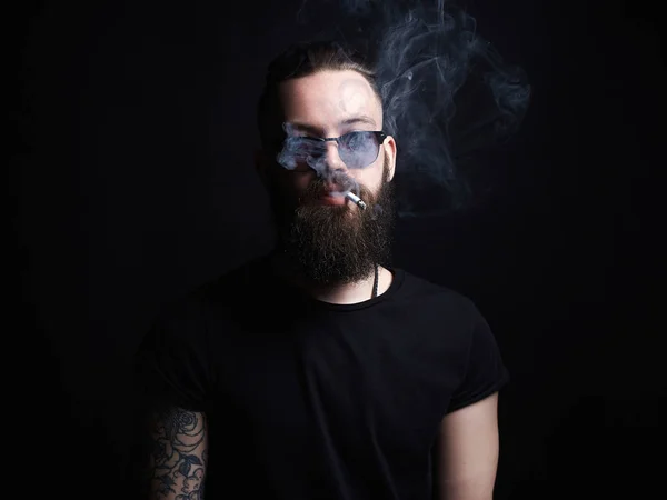 Apuesto fumador. Hipster chico tatuado con cigarrillo — Foto de Stock