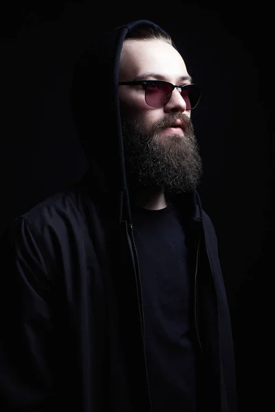 Hombre guapo con capucha y gafas de sol. Niño con capucha — Foto de Stock