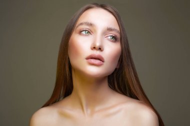 makyaj ile güzel bir genç kadın