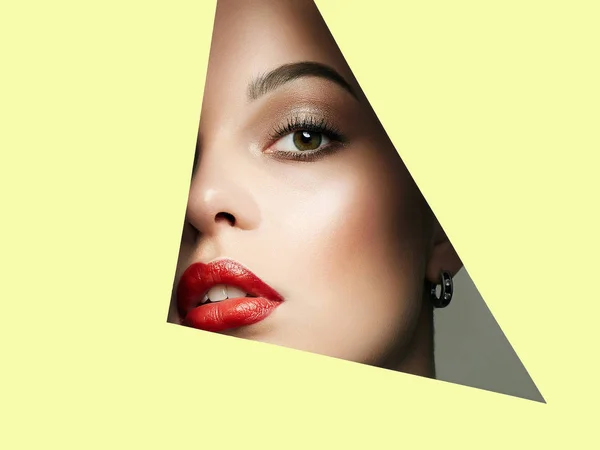 Lábios vermelhos bonita mulher rosto em papel amarelo — Fotografia de Stock