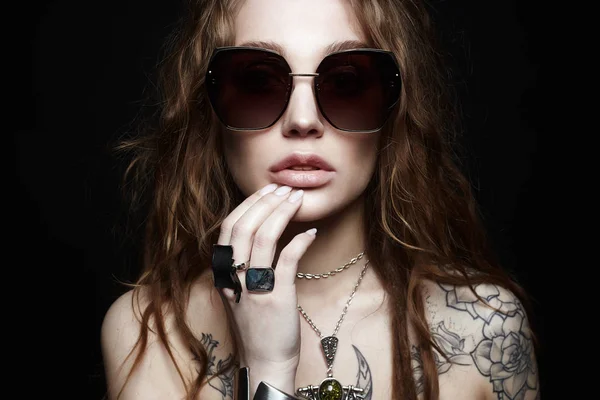 Skönhet tatuerade flicka i solglasögon och smycken — Stockfoto