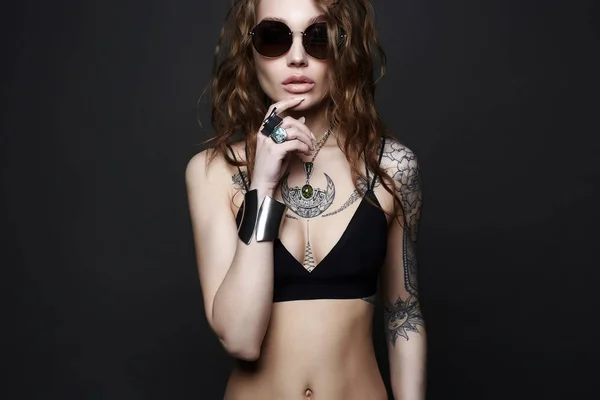 Τατουάζ κορίτσι σε εσώρουχα, γυαλιά ηλίου και κοσμήματα — Φωτογραφία Αρχείου
