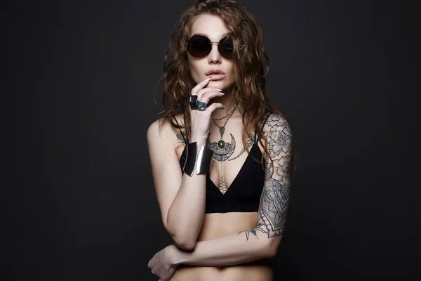 Chica tatuada en ropa interior, gafas de sol y joyas —  Fotos de Stock