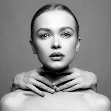 boynunda başkasının elleri ile güzel kız