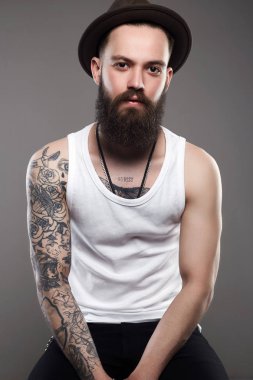 Dövme ile Acımasız hipster çocuk