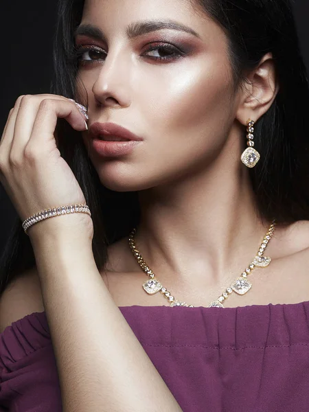 Mujer joven con maquillaje y accesorios —  Fotos de Stock