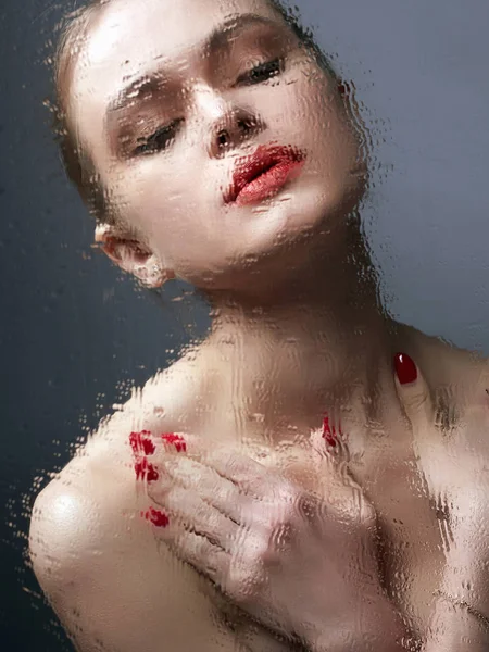 Beautiful Girl in wet mirror. Sensual Young woman — Stock Photo, Image