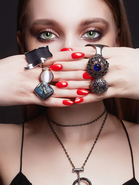 As mãos da mulher com jóias rings.beautiful menina com maquiagem — Fotografia de Stock