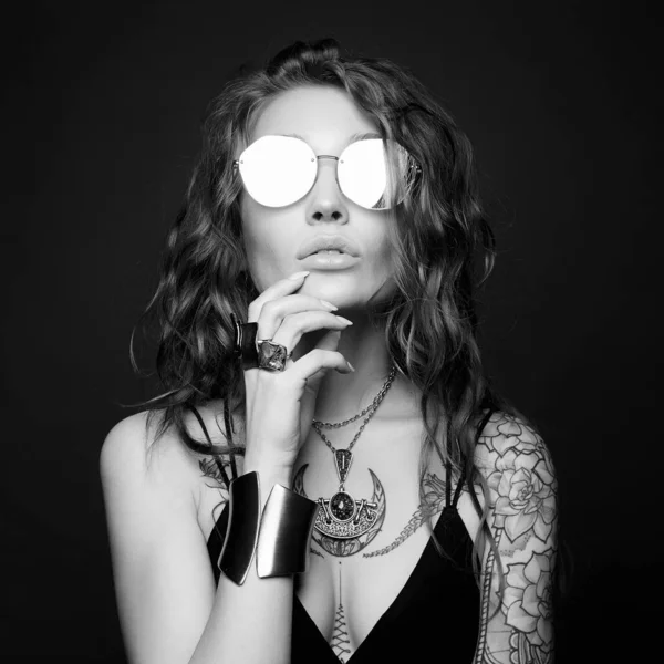 Retrato de moda de mulher sexy bonita com tatuagem — Fotografia de Stock