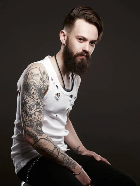 Un hombre guapo con barba. Brutal barbudo hipster — Foto de Stock