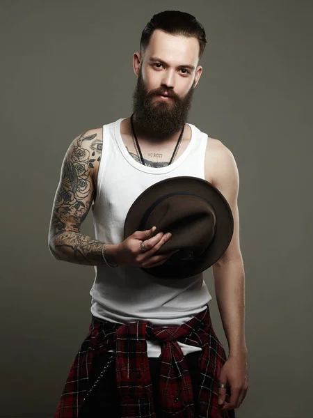 Tatuado guapo barbudo hombre con sombrero —  Fotos de Stock