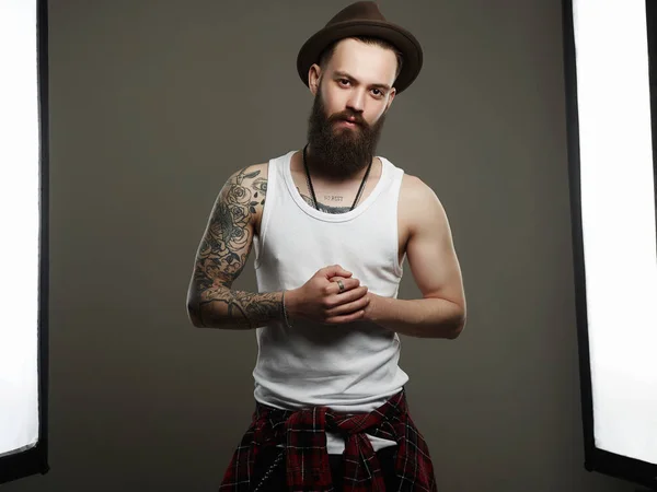 Chico con tatuaje. Modelo masculino en Photostudio —  Fotos de Stock
