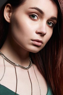 Zincir kolye ile genç güzel kadın