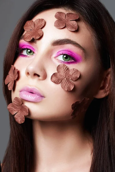 Menina bonita com flores no rosto — Fotografia de Stock