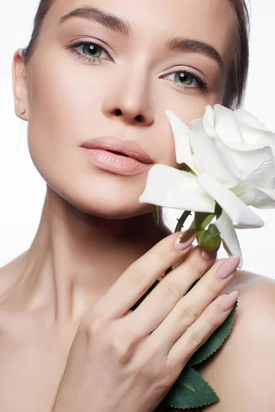 Vacker naken Make-up kvinna med blomma — Stockfoto