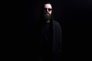 Hood'daki adam ve güneş gözlüğü. Kapüşonlu çocuk