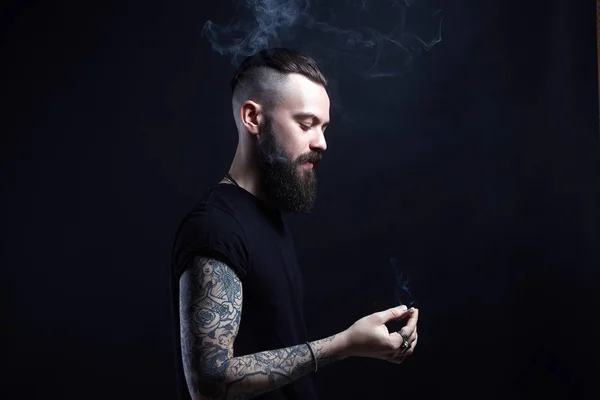 Hipster chico tatuado con cigarrillo — Foto de Stock
