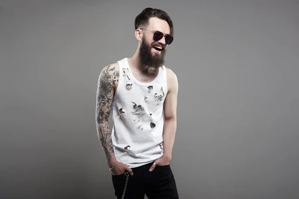 Hombre sonriente con barba. barbudo hipster chico — Foto de Stock