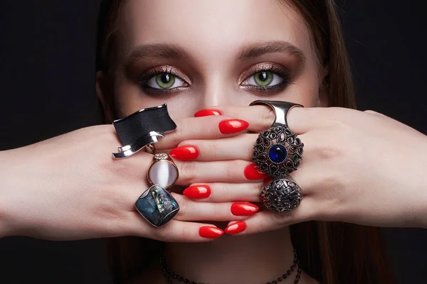Retrato de mujer de belleza. manos femeninas con anillos de joyería — Foto de Stock
