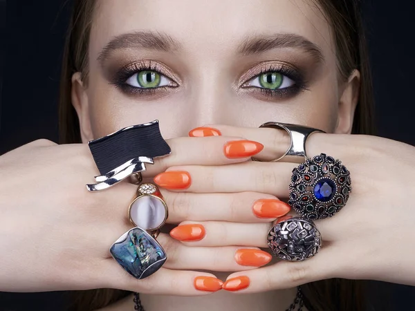 Retrato de mujer de belleza. manos femeninas con anillos de joyería —  Fotos de Stock