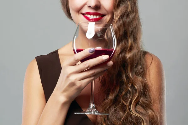 Mulher sorridente com copo de vinho — Fotografia de Stock
