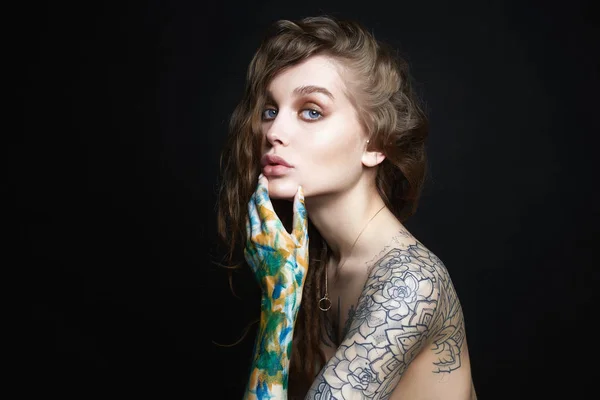 性感的年轻女子与纹身和颜色油漆在她的身体 — 图库照片