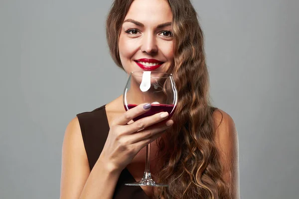 Lycklig medelålders kvinna med glas vin — Stockfoto