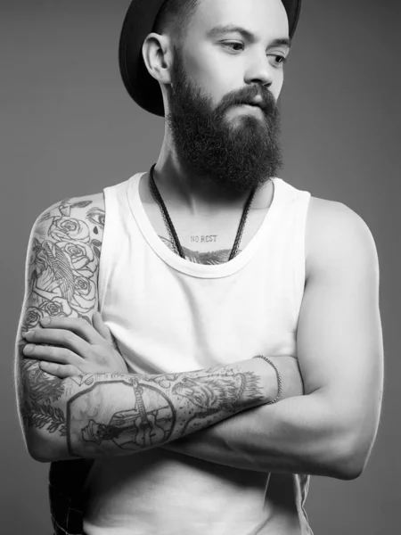 Homem de chapéu. Rapaz com tatuagem. Retrato preto e branco — Fotografia de Stock