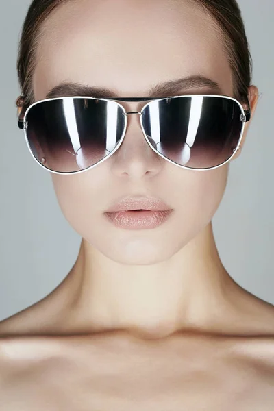 Hermosa mujer joven en gafas de sol — Foto de Stock