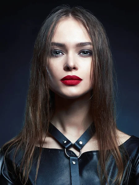 Belleza maquillaje chica con el pelo mojado y labios rojos —  Fotos de Stock