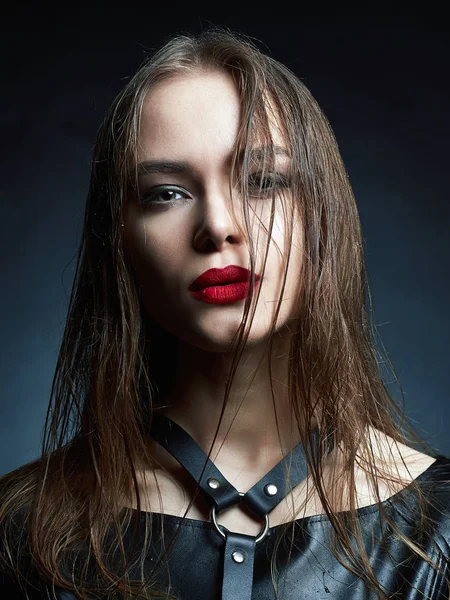 濡れた髪と赤い唇を持つ美容メイクアップの女の子 — ストック写真